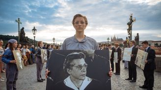Video, ze kterého mrazí: Desítky studentů uctily v Praze památku Milady Horákové
