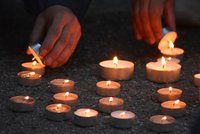 Kampu osvítily stovky svíček: Praha si připomněla 66. výročí od popravy Milady Horákové