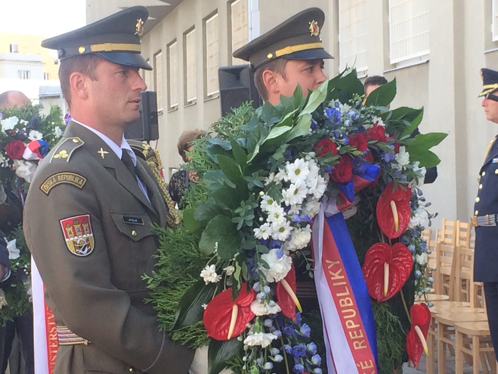 Pietní ceremoniál trval přes dvě hodiny. K pomníku Milady Horákové se postupně kladly věnce nejrůznějších institucí, mezi kterými nechyběly ani ty ústavní.