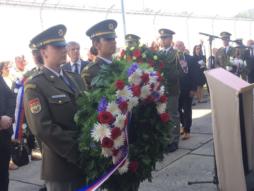 Pietní ceremoniál trval přes dvě hodiny. K pomníku Milady Horákové se postupně kladly věnce nejrůznějších institucí, mezi kterými nechyběly ani ty ústavní.