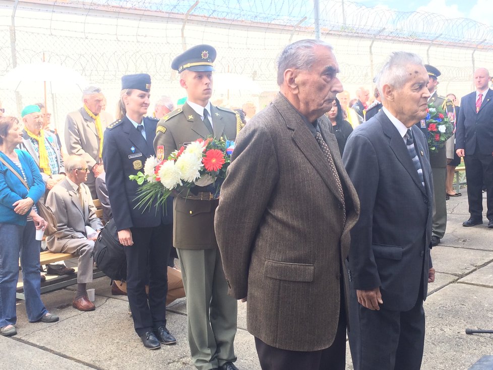 Pietní ceremoniál trval přes dvě hodiny. K pomníku Milady Horákové se postupně kladly věnce.