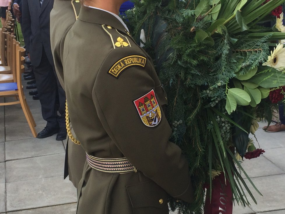 Pietní ceremoniál trval přes dvě hodiny. K pomníku Milady Horákové se postupně kladly věnce.