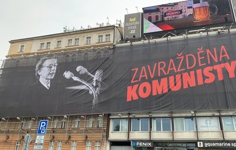 „Zavražděna komunisty.“ Reklamu u Nuselského mostu nahradila plachta s Horákovou. Hřib: Zneužití odkazu