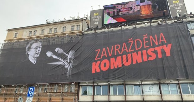 Reklamu u Nuselského mostu nahradila plachta s Miladou Horákovou.