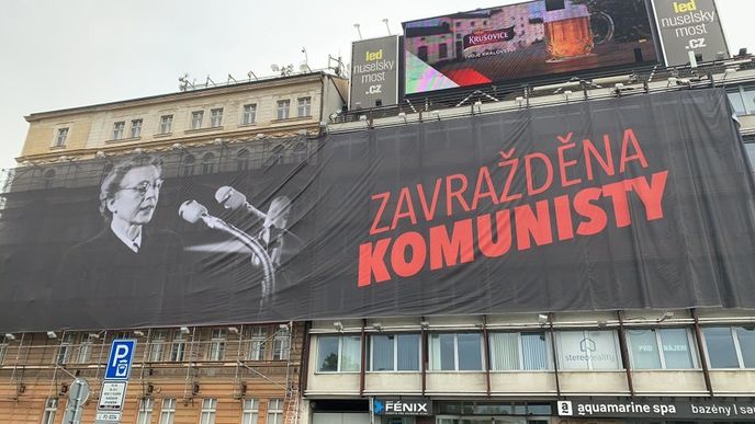 Reklamu u Nuselského mostu nahradila plachta připomínající výročí smrti demokratické političky Milady Horákové, popravené komunisty 27. června 1950.