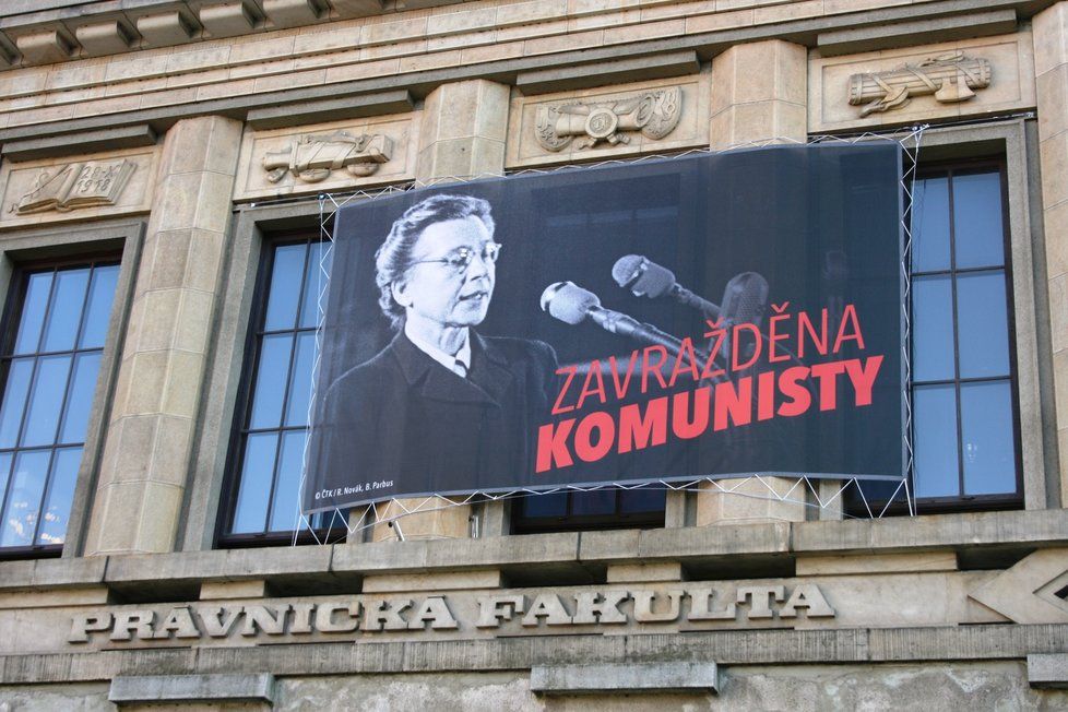 Plakát s podobiznou Milady Horákové a nápisem Zavražděna komunisty na budově Právnické fakulty UK.