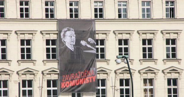 Plakát s podobiznou Milady Horákové s nápisem Zavražděna komunisty na Právnické fakultě UK