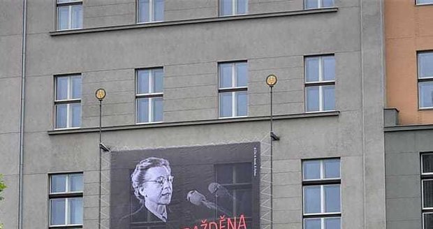 Plakát s Miladou Horákovu na radnici Prahy 2.