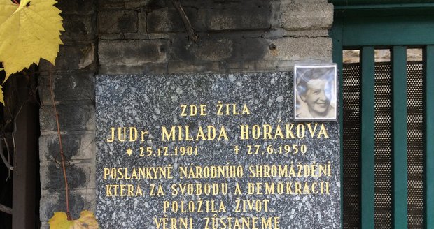 Pamětní deska u brány k vile, kterou nechala položit Československá strana socialistická.