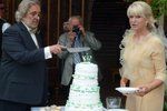 Novomanželé krájí svůj svatební dort.