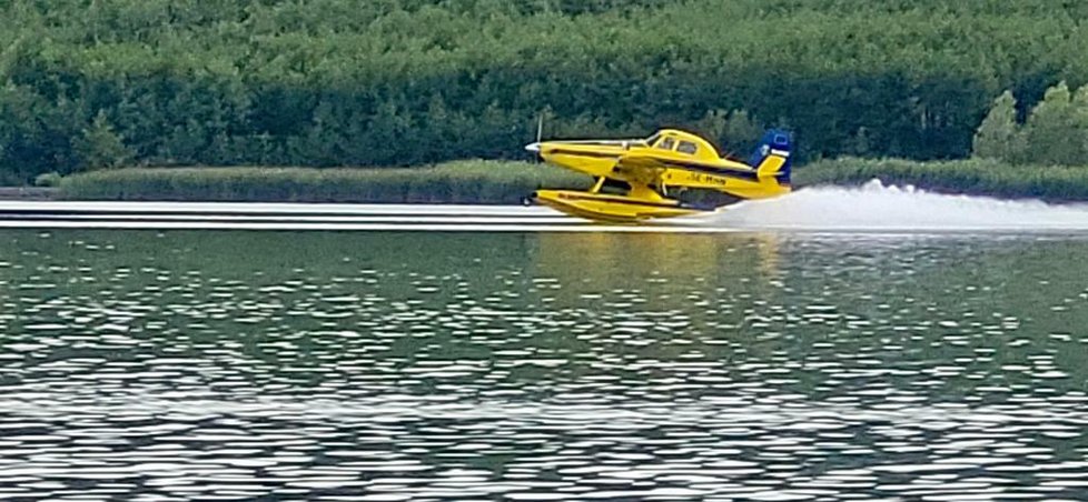 Švédské letadlo Air Tractor AT802F během plnění vody na jezeře Milada. (29. července 2022)