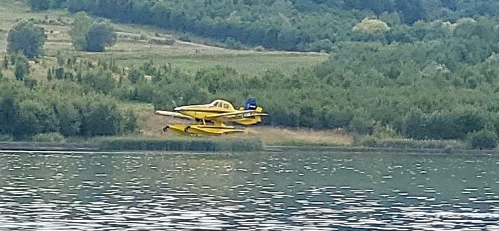 Švédské letadlo Air Tractor AT802F během plnění vody na jezeře Milada. (29. července 2022)