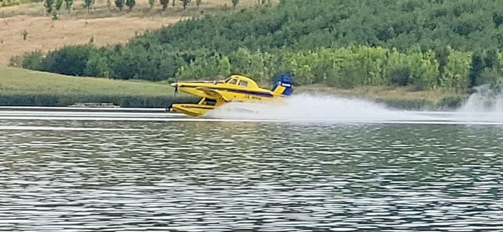 Švédské letadlo Air Tractor AT802F během plnění vody na jezeře Milada. (29. července 2022)