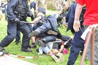 Krvavá bitva o Miladu: Policie a anarchisté se rvou!