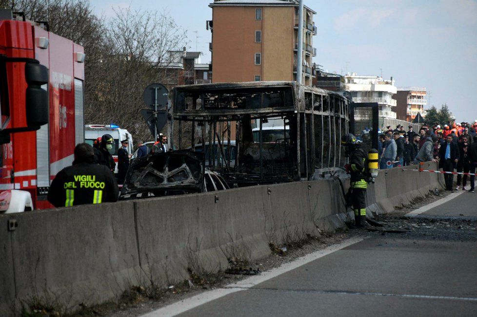 Řidič původem ze Senegalu zapálil u Milána autobus plný dětí (20.3.2019)