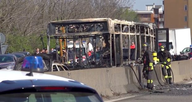 Zapálil autobus plný dětí. „V moři umírají uprchlíci,“ křičel Afričan na policii