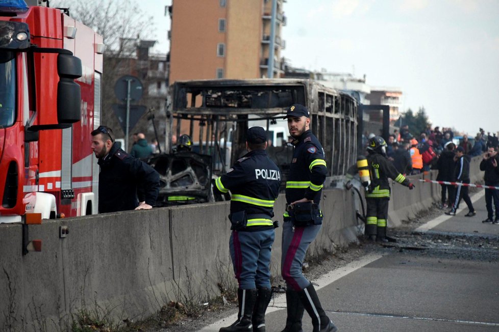 Řidič původem ze Senegalu zapálil u Milána autobus plný dětí (20.3.2019)
