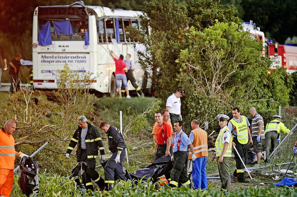 Nehoda autobusu si vyžádala čtyři lidské životy.