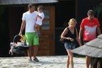 Fotbalista Milan Baroš v roli vzorného otce. Takhle si hýčká své dvě čerstvě pokřtěné ratolesti: dvouletého Patrika a devítiměsíčního Mattea.