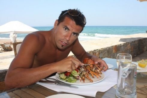 Milan Baroš relaxuje jídlem.