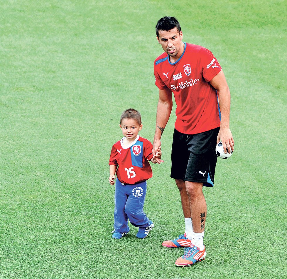 Milan si se synem Patrikem rád hraje