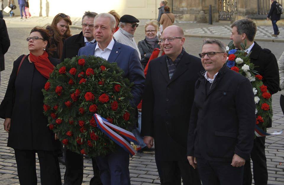 Zástupci ČSSD se vypravili den před státním svátkem k soče T. G. Masaryka na Hradčanském náměstí.