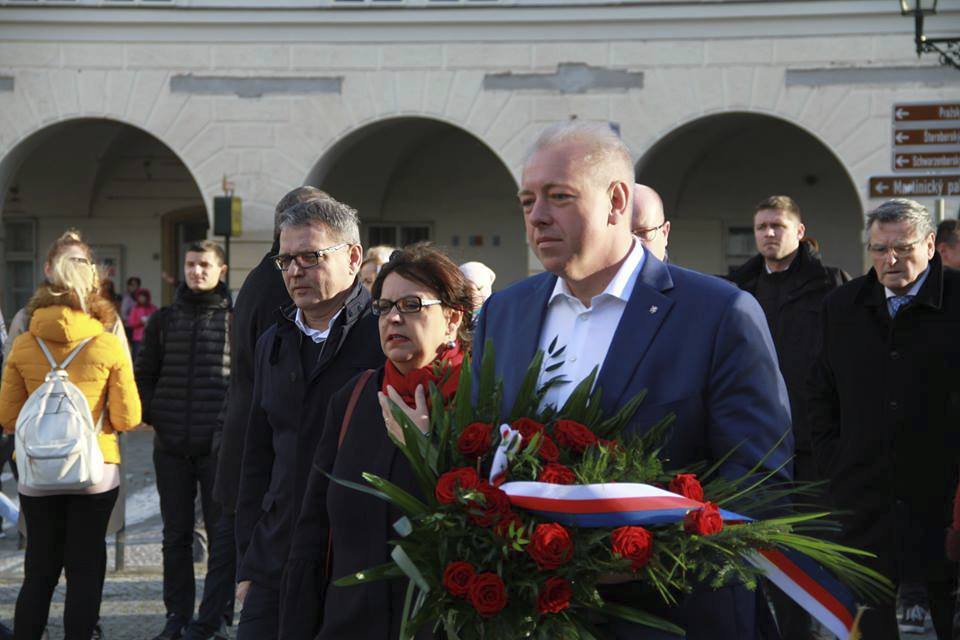 Zástupci ČSSD se vypravili den před státním svátkem k soče T. G. Masaryka na Hradčanském náměstí.