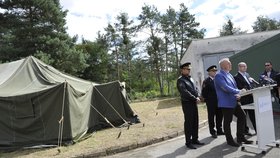 Premiér Sobotka, policejní prezident Tuhý a ministr vnitra Chovanec v zařízení pro uprchlíky v Břeclavi-Poštorné