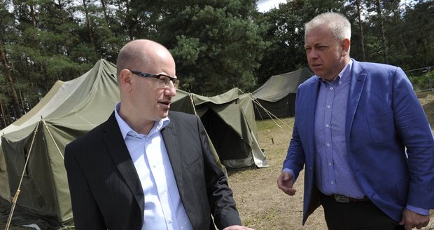 Premiér Sobotka a ministr vnitra Chovanec v zařízení pro uprchlíky v Břeclavi-Poštorné