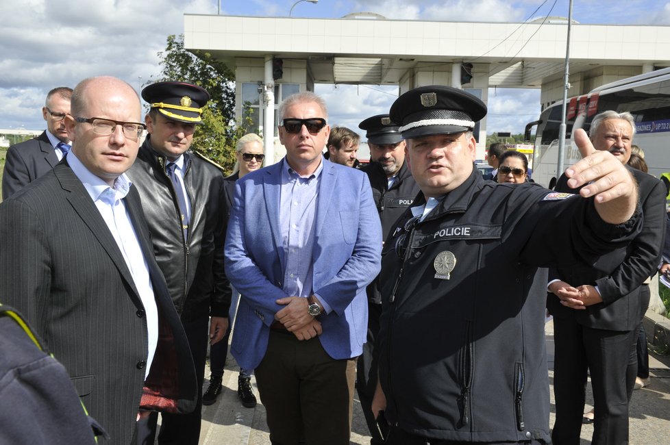 Premiér Sobotka, policejní prezident Tuhý a ministr vnitra Chovanec v zařízení pro uprchlíky v Břeclavi-Poštorné