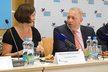 Debata o migraci a bezpečnosti: Ministr vnitra Milan Chovanec s poslankyní Helenou Langšádlovou