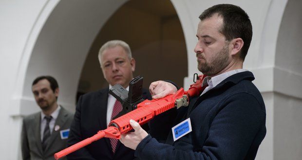 Češi možná dostanou v ústavě právo zasáhnout se zbraní. Poslanci jsou pro