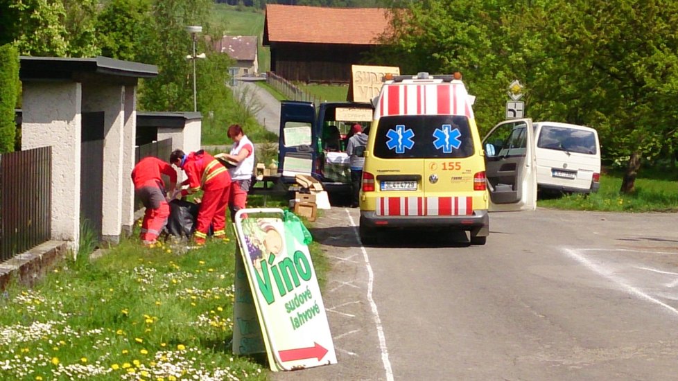 Čurdu s ovázanou hlavou odváží do nemocnice.