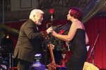 Koncert k 70. narozeninám Milana Drobného: Oslavenec a gratulantka Petra Janů