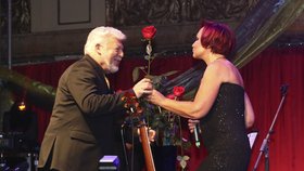 Koncert k 70. narozeninám Milana Drobného: Oslavenec a gratulantka Petra Janů