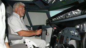 Milan Drobný úspěšně odpilotoval let na simulátoru boeingu 737.