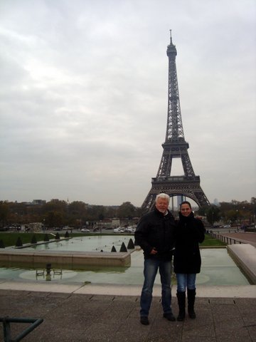 Pár zapózoval čtenáři Aha! před Eiffelovkou.