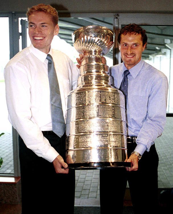 Milan Hejduk s Martinem škoulou přivezli Stanley Cup do Česka