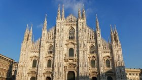 Honili se za „lajky“, skončili v poutech: Turistům se šplhání na katedrálu v Miláně nevyplatilo