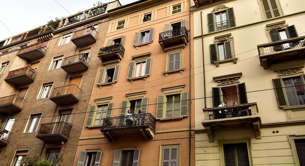 Lidé v Miláně zpívají na balkoně