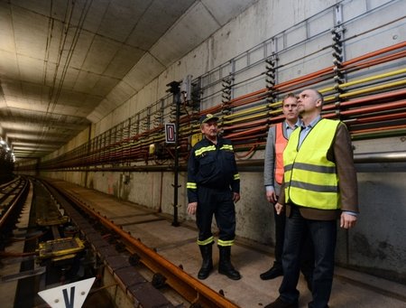 Šéf dopravního podniku Milan Křístek (vpravo) kontroloval 6. června stanici metra Nádraží Holešovice v souvislosti se záplavami