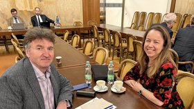 Milan Kubek, prezident České lékařské komory, se šéfkou poslanců STAN Michaelou Šebelovou