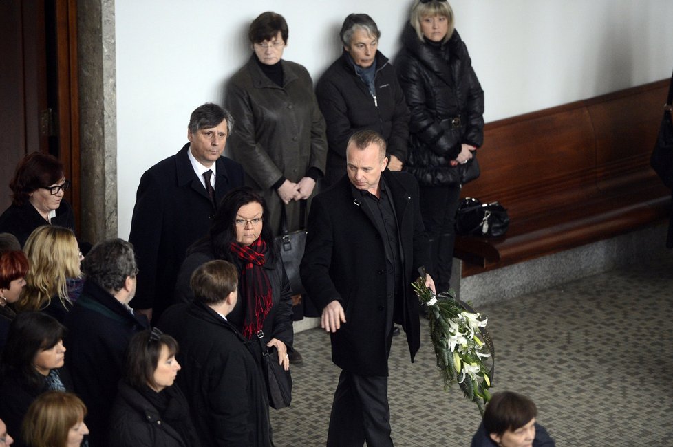 Pohřeb Milana Kupky: Karel Voříšek a manželé Fischerovi přichází do smuteční síně
