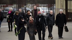Pohřeb Milana Kupky: Vladimír Franz přišel s červeným kulichem a tričkem s lebkou