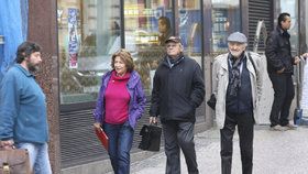 Milan Lasica s Emilií Vášáryovou a Milanem Kňažkem na procházce v Praze