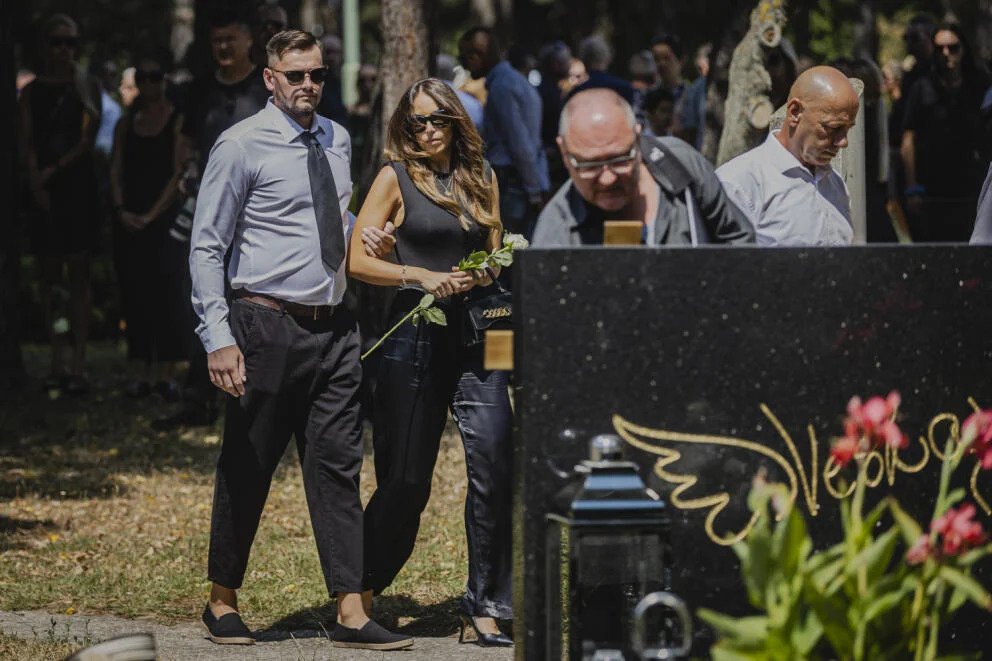 Na hřbitově v bratislavské části Vrakuňa se konalo poslední rozloučení s triatlonistou, moderátorem a DJ Milanem Leskovským.