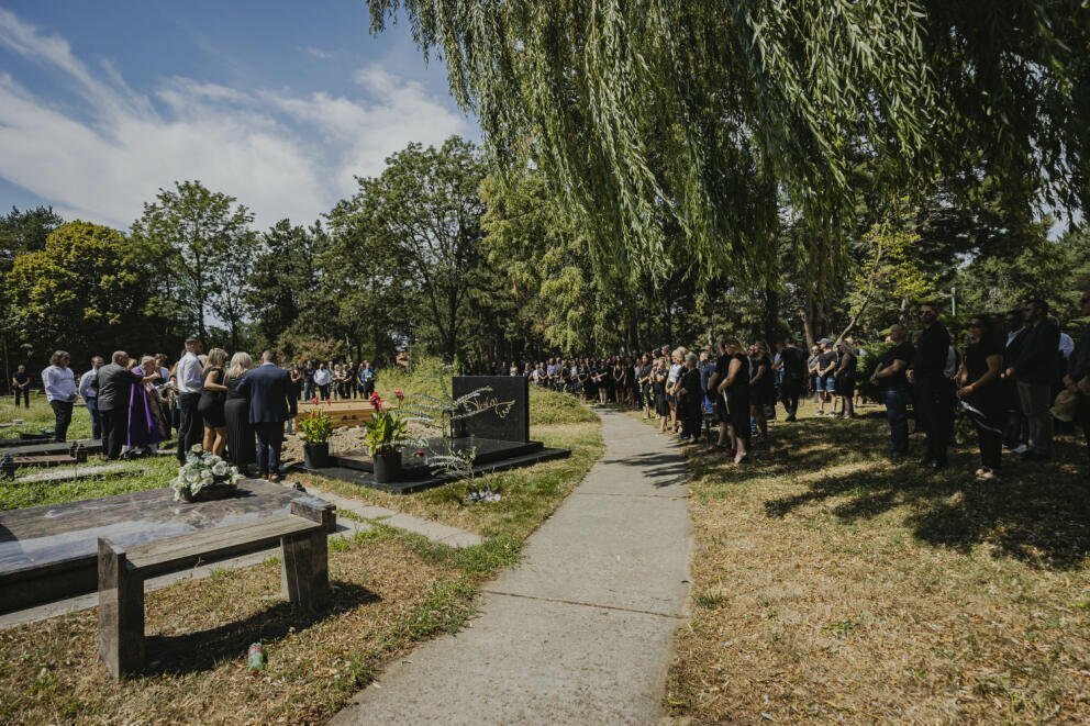 Na hřbitově v bratislavské části Vrakuňa se konalo poslední rozloučení s triatlonistou, moderátorem a DJ Milanem Leskovským.