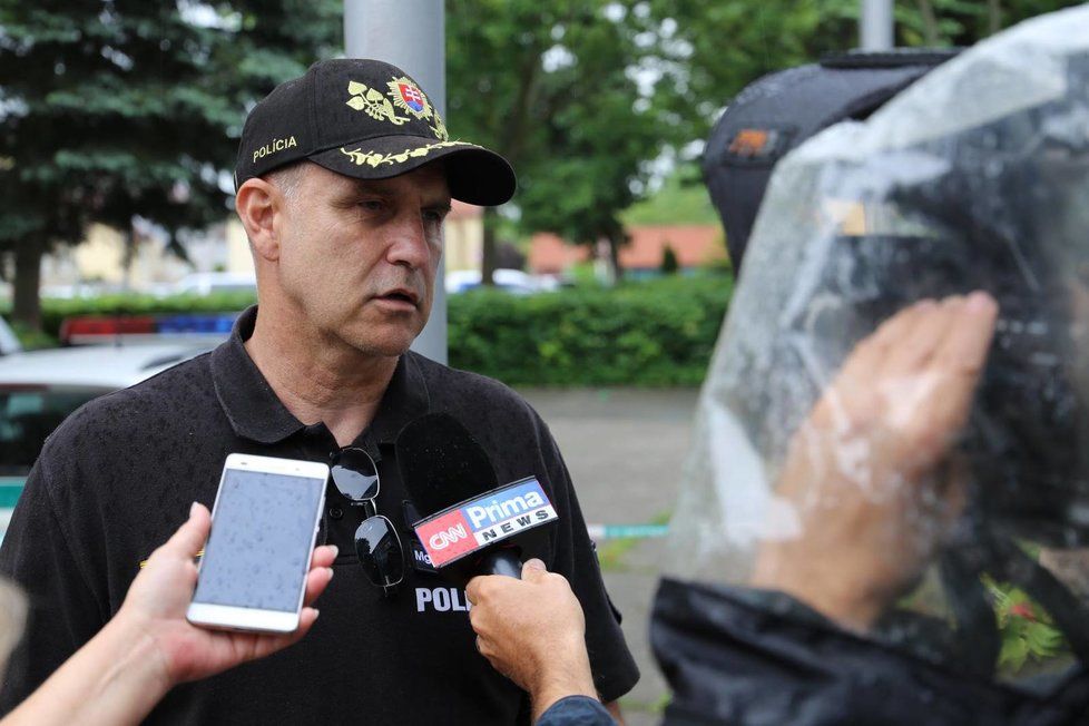 Bývalý slovenský policejní prezident Milan Lučanský se podle oficiální verze uškrtil pomocí teplákové bundy.