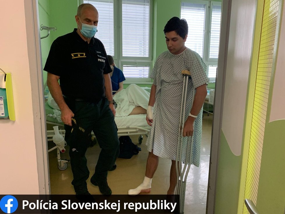 Slovenský policejní prezident Milan Lučanský navštívil v nemocnici zraněné policisty.