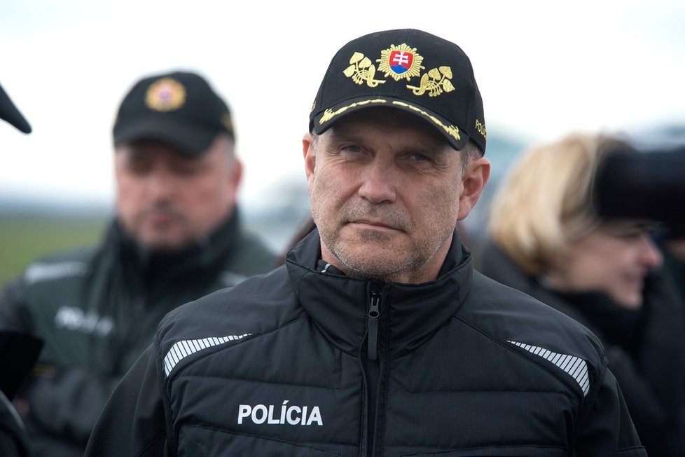 Bývalý slovenský policejní prezident Milan Lučanský se podle oficiální verze uškrtil pomocí teplákové bundy.